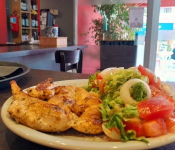 pechuga con ensalada en termoli almuerzo